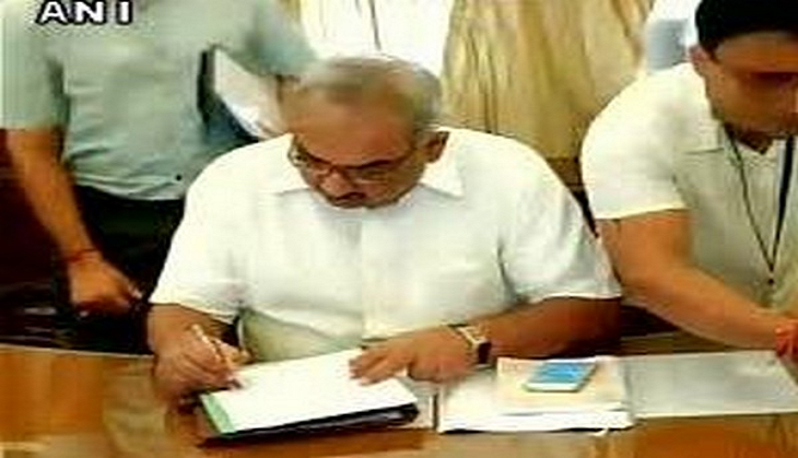 Home Secretary Rajiv Mehrishi to visit Kashmir, to meet Governor, chief minister