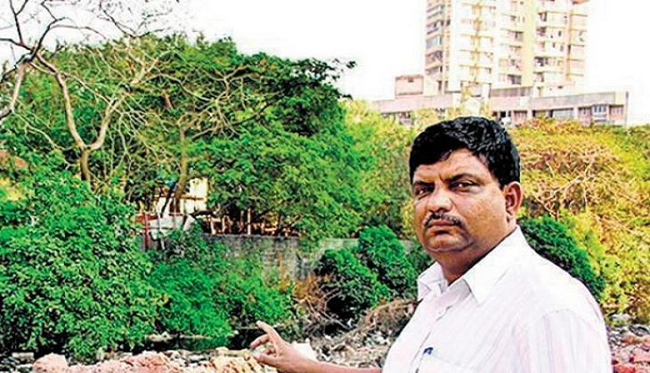 Shiv Sena MLA sends 'proxy' to address drought-hit farmers