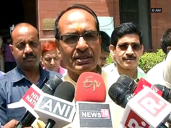 Lok Sabha Elections 2019: Shivraj Singh Chouhan slams Digvijaya Singh for not voting