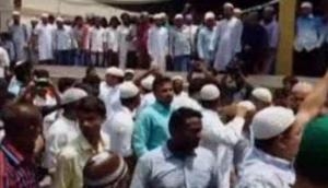 'Won't let Barkati perform namaz', say protestors in Kolkata