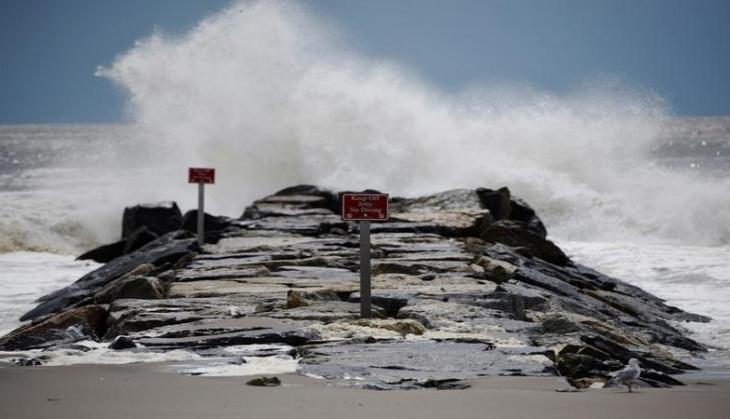 Cyclone Mora hits B'desh, 30,000 take refuge in shelters