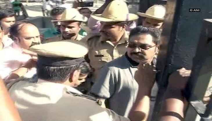Dinakaran meets aunt Sasikala in Bengaluru jail