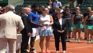 Rohan Bopanna-Dabrowski lift French Open Mixed Doubles' trophy