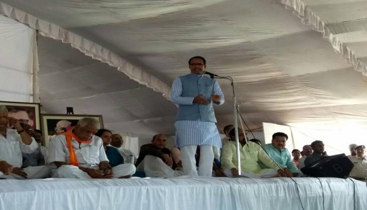 Mandsaur violence: Deceased farmers' kin request CM Chouhan to end fast
