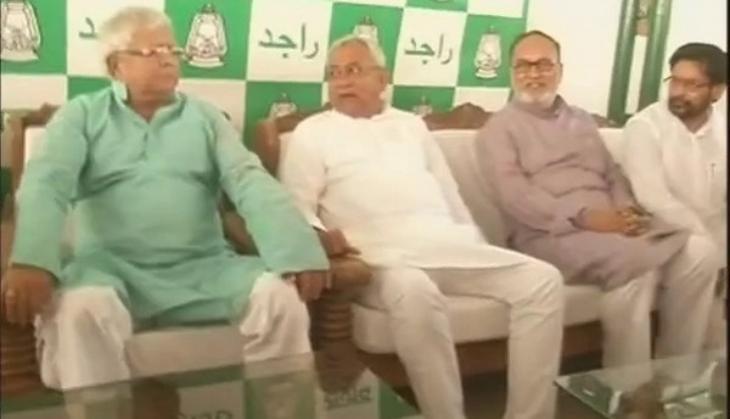 Nitish meets, greets Lalu on his 70th birthday