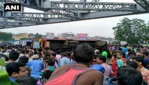 Bus accident on Howrah Bridge, two dead, seven injured