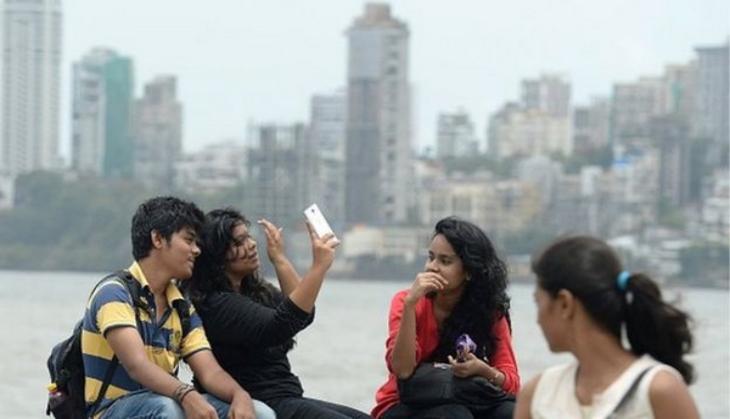 UP: Moradabad Police to penalise people taking 'life-threatening' selfies