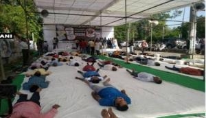 Bhopal: Congress workers perform 'shavaasana' to protest against Mandsaur farmer killings