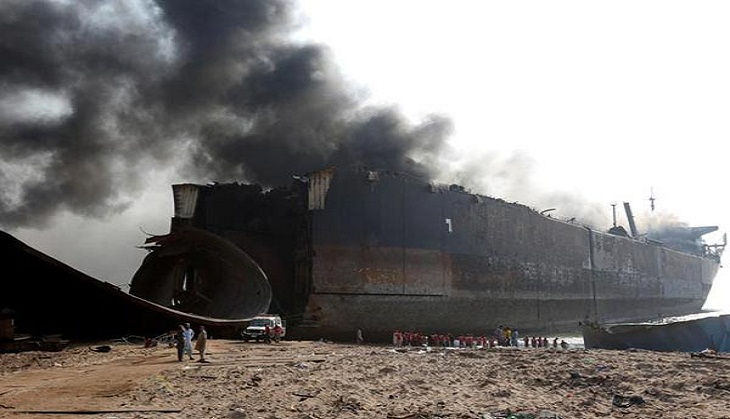 Oil tanker catches fire in Pakistan