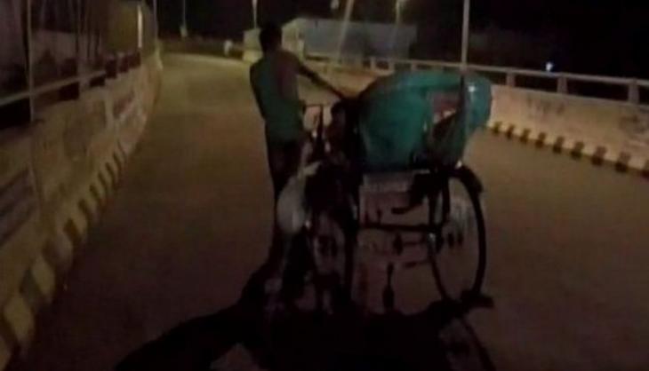 UP: Denied ambulance, family carries corpse on rickshaw