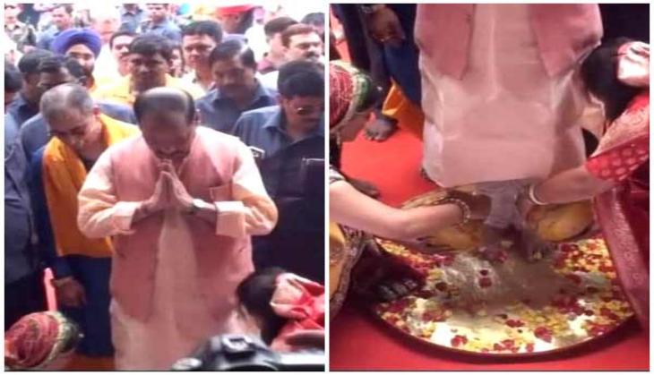 Women wash feet of Jharkhand CM Raghubar Das on Guru Mohatsav