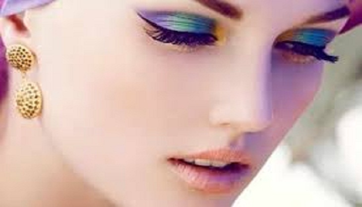 'Eye make-up causing vision problems in young women'