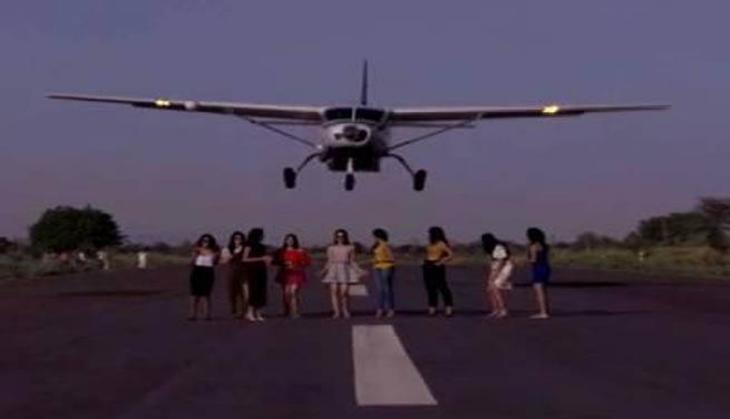 models stunts with plane