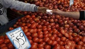 Indore: Vendors deploy armed guards to protect tomatoes!