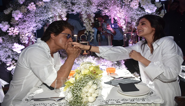 Shah Rukh can romance even the mic: Anushka Sharma