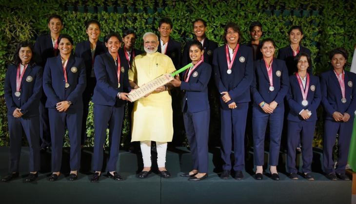 modi with womens cricket team