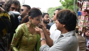SRK, Anushka relish 'paan' in Varanasi