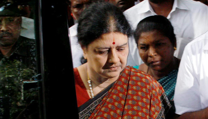AIADMK rebels refuse to bend even as party moves to expel Sasikala & Dinakaran