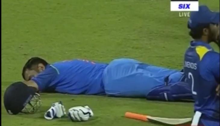 India vs Sri Lanka, 3rd ODI: MS Dhoni takes a 'power nap' on field as crowd hurl bottles