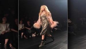 Despite losing shoe, Gigi Hadid walks NYFW runway like a boss