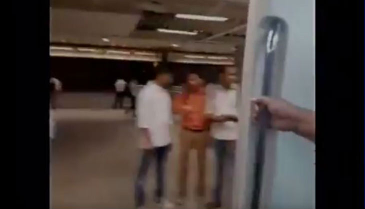 Video: Delhi metro runs with door open from Chawri Bazar to Kashmiri Gate station
