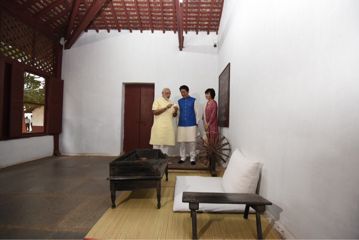 When in India, Japanese PM Shinzo Abe, wife Akie Abe celebrate Indian fashion