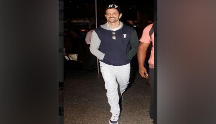 Unfazed by controversies, Hrithik Roshan smiles