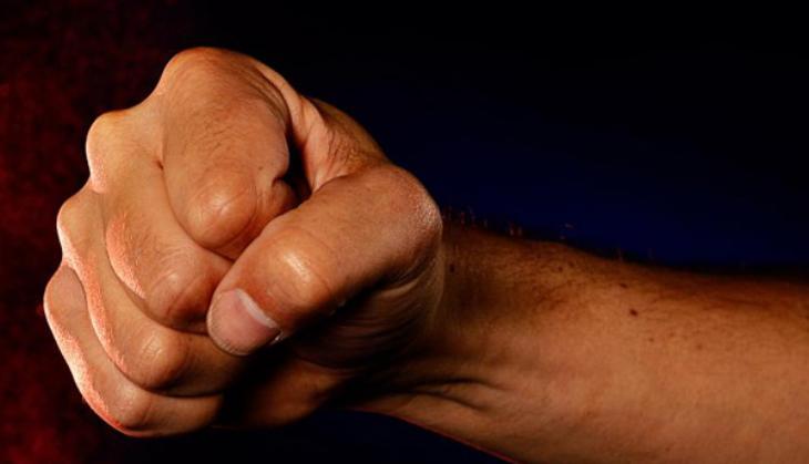 Woman saves husband from goons in Uttar Pradesh