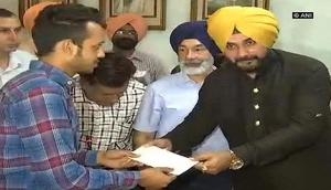 Navjot Singh Sidhu gave Rs 15 lakh to each farmer whose crops were damaged in a fire