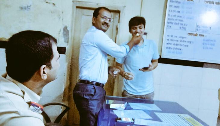Mumbai Police surprise a person with cake, who came to file FIR