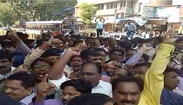 Congress, MNS workers clash over hawkers issue