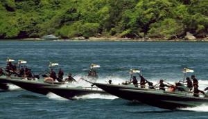 Sri Lankan Navy arrests ten Indian fishermen