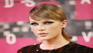Taylor Swift honours victims of Manchester bombing