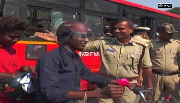 Karnataka police offer roses to traffic rule followers
