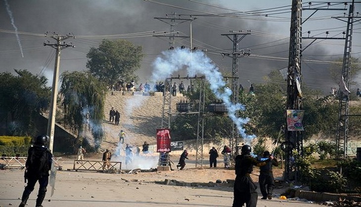 Pakistan government caves in to protestors' demands