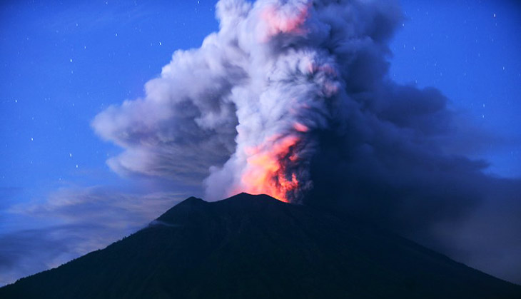 In Photos: Smoke and red lava as seen on Mount Agung in Bali