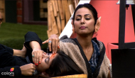 Bigg Boss 11: Hina Khan tortures Bandgi Kalra by cutting her hair and putting chilli powder in her eyes; see video