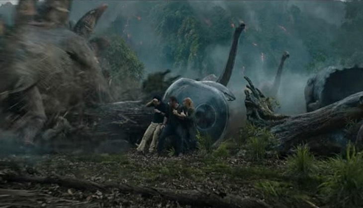 Chris Pratt, Bryce Dallas Howrad run for their lives in 'Jurassic World' teaser