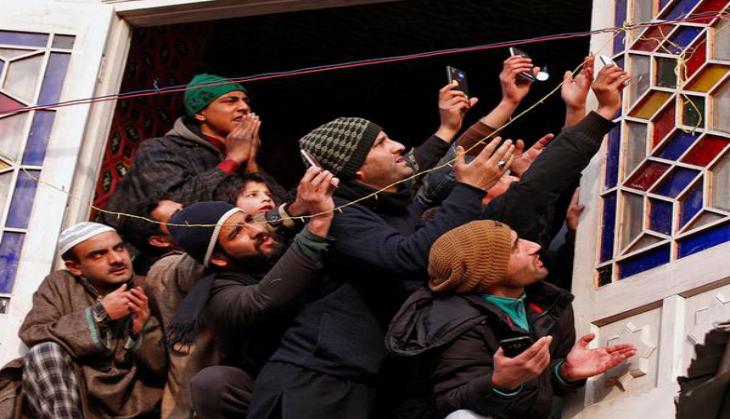 Kashmiris thwart bank robbery by pelting stones on militants