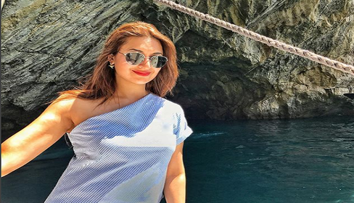 'Yeh Hai Mohabbatein' fame Divyanka Tripathi off to Pattaya with husband Vivek Dahiya to celebrate birthday; see splendid pictures
