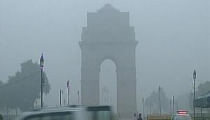 Delhi air quality remains 'very poor' with foggy morning
