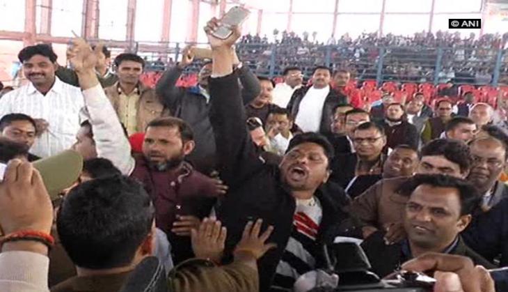Scuffle broke out between BJP, BSP over Mayor taking oath in Urdu