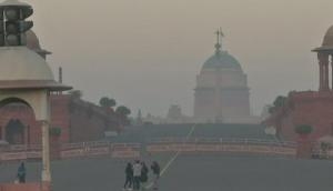 Weather soars low as cold wave continues to hit Delhi