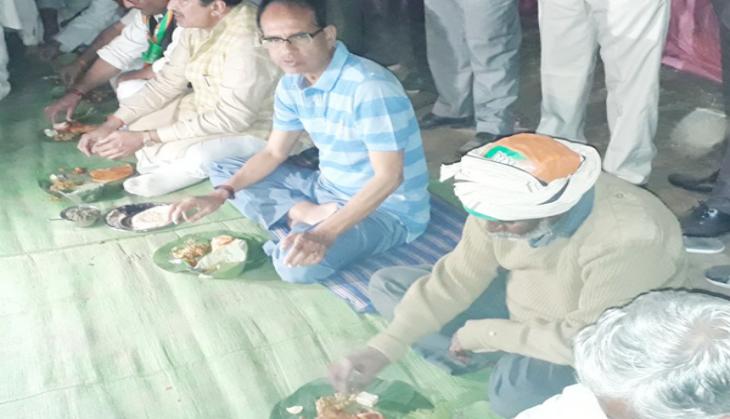 MP CM dines with Adivasis in Turra