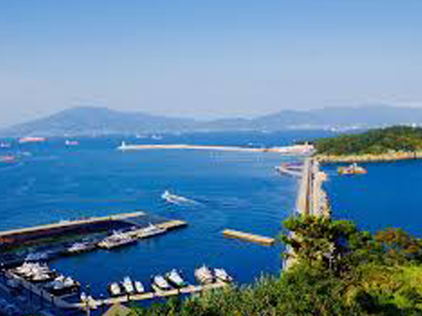 South Korea seizes Hong Kong vessel for transferring oil to North