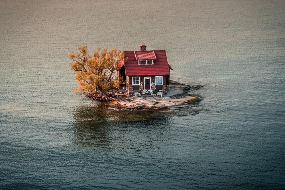 An isolated Smalli Island home in the Alexandra Bay of Vermont, US