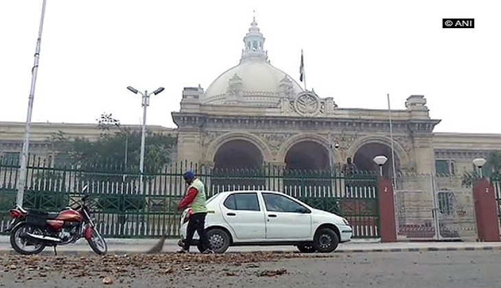 Price Protest: Farmers dump potatoes on roads in UP