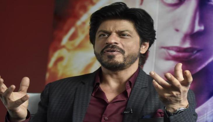 Traffic makes Shah Rukh Khan a photo editor