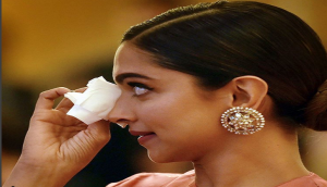 Deepika Padukone could not control her tears of joy when Prakash Padukone got the Lifetime Achievement Award; see pictures