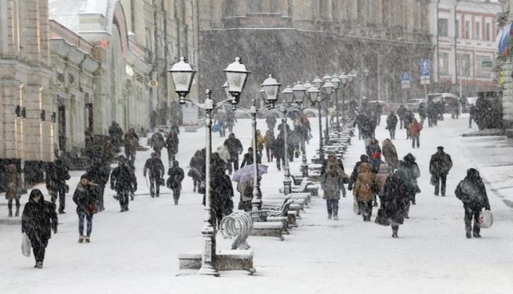 Record snowfall hits Moscow, kills 1